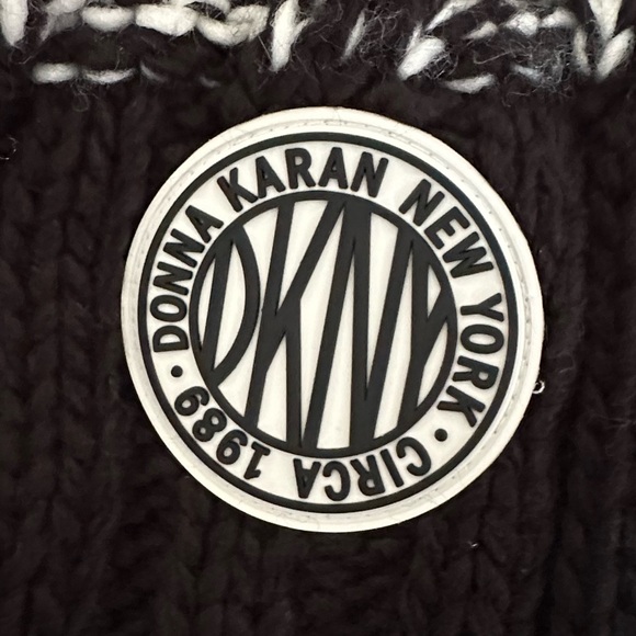 DKNY Authentic Black & White Warm Knit Winter Scarf. New!! - Picture 6 of 7